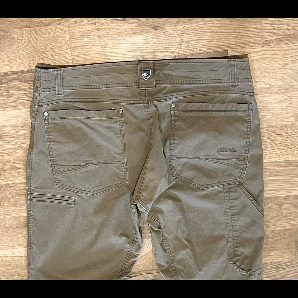 Gently used mens Kuhl Revolvr Rogue pant color:”fossil”